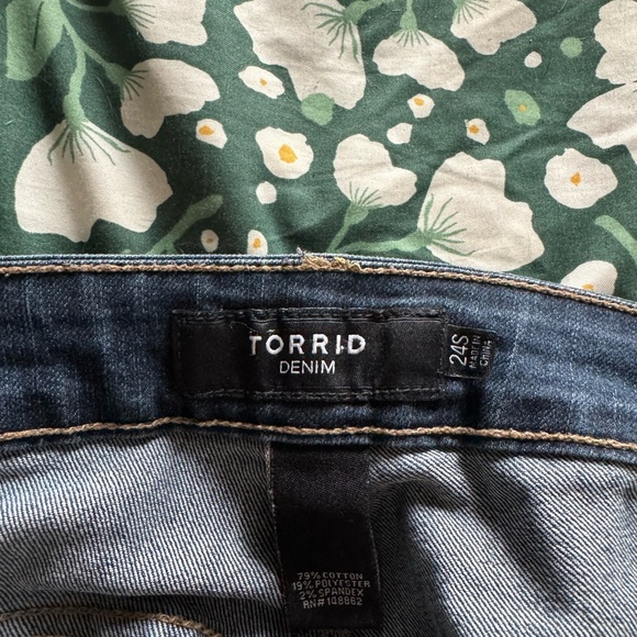 Torrid High-Rise Skinny Jeans 24S - Picture 2 of 2